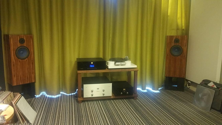 Audio Note room, demonstrating their new 3 motor record player